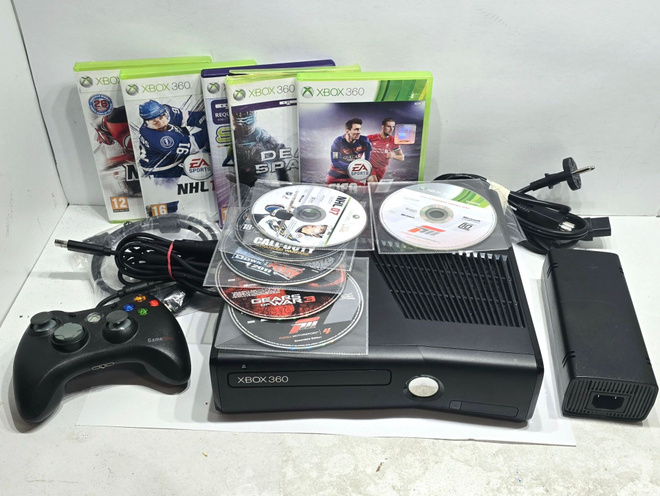 Xbox 360 S 4GB konsoli + ohjain + 9 peliä [1]