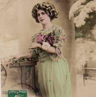 NAINEN / Eteerisen kaunis tyttö lumi-maisemassa. 1900-l.