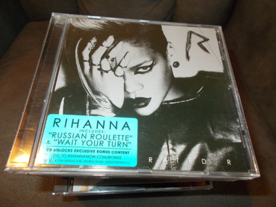 CD RIHANNA ** RATED R **