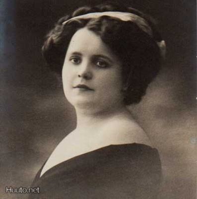 NAINEN / Grete Bing valkea panta hiuksissaan. 1900-l.