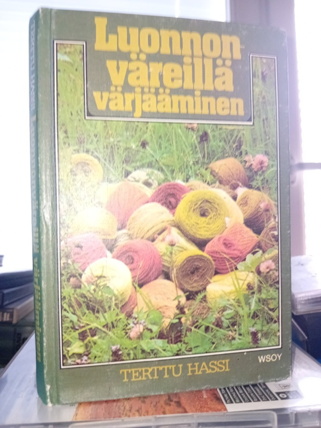 Hassi :  Luonnonväreillä värjääminen ( SIS POSTIKULU )