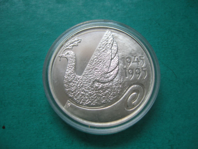 100 mk hopea juhlaraha YK 50 vuotta - 1995