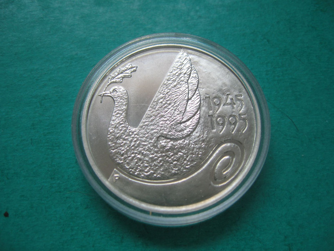 100 mk hopea juhlaraha YK 50 vuotta - 1995