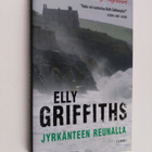 Elly Griffiths : Jyrkänteen reunalla - pikkukuva 1
