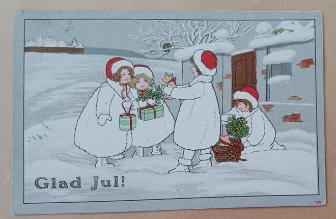 Lapset lahjoineen - myös possu - talon edessä, kulk.
