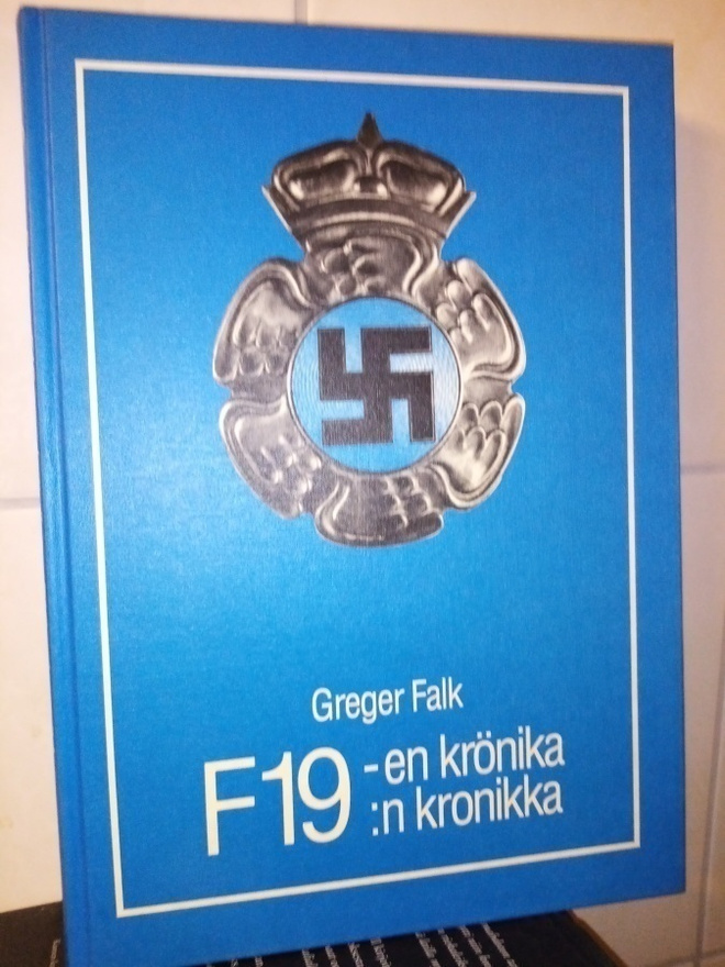 FALK : F 19 :N kronikka / - en krönika