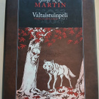 Martin G. R. R. Valtaistuinpeli – Tulen ja jään laulu osa 1 - pikkukuva 1