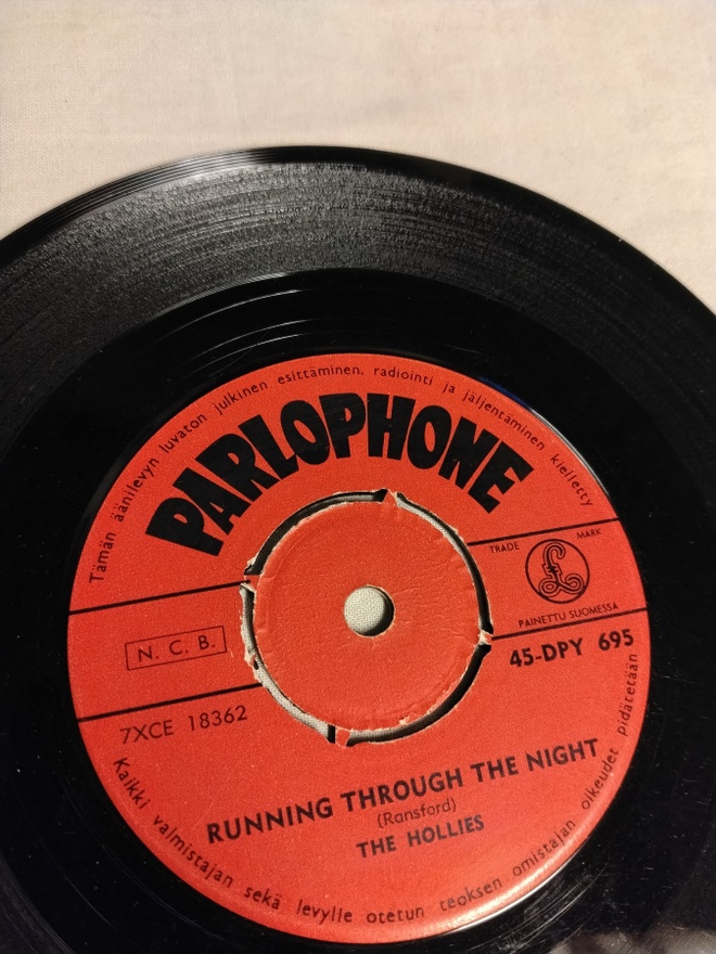 the hollies running throgs the night / i cant let go