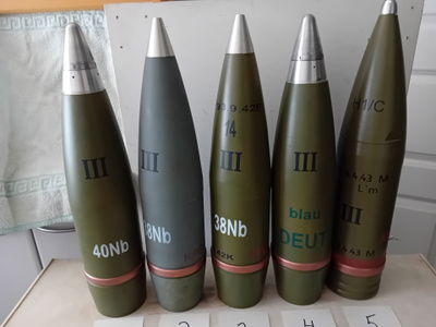 WW2 aikaisten 10 5cm ammusten kopioita