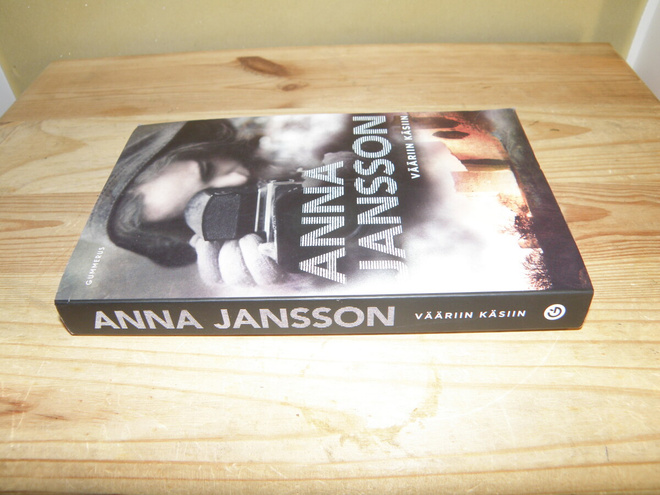 Anna Jansson Vääriin käsiin (nidottu)