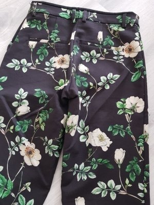H&M mustat kukka -kuosilliset Housut / Stretch - koko 36