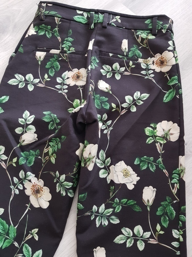 H&M mustat kukka -kuosilliset Housut / Stretch - koko 36