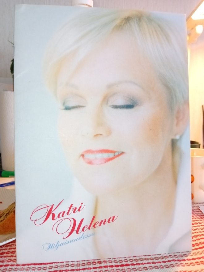 Nuottikirja  :  Katri Helena : Hiljaisuudessa ( SIS POSTIKUL