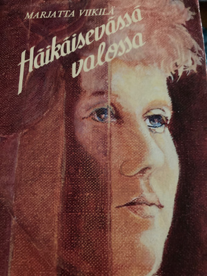 MARJATTA VIIKILÄ: HÄIKÄISEVÄSSÄ VALOSSA