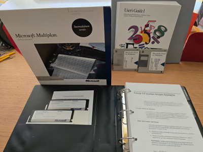 Multiplan + Excel – retropaketti manuaaleilla ja levykkeillä