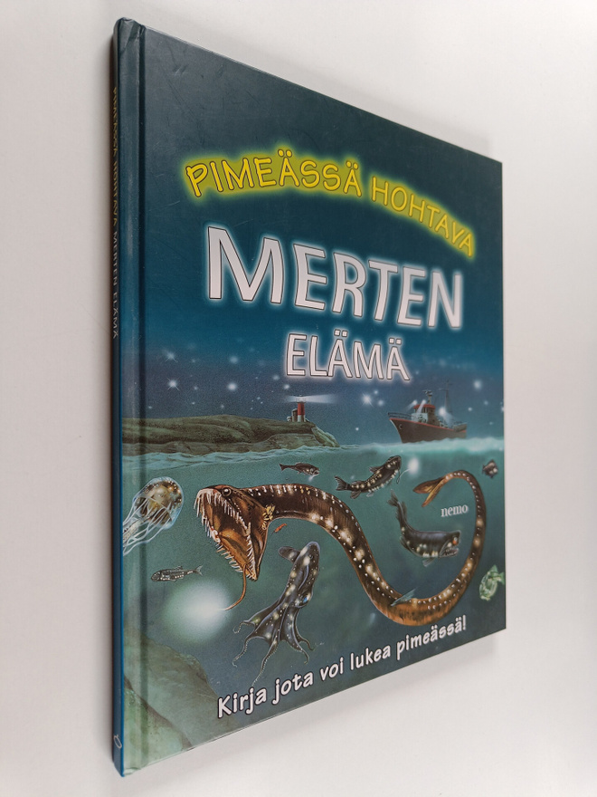 Nicholas Harris : Pimeässä hohtava merten elämä