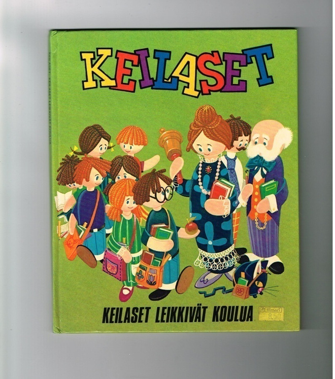 Keilaset leikkivät koulua