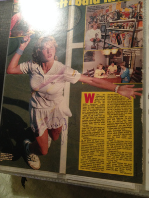 Steffi Graf nimikirjoitus lehtikuvassa