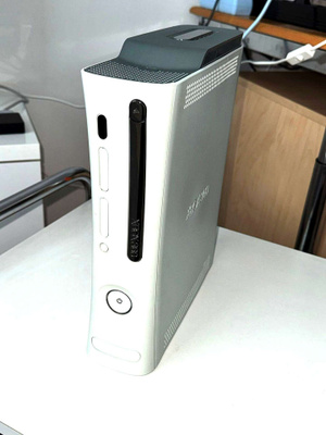 XBOX360 -konsoli, huollettu. (levyasemassa säädettävää)