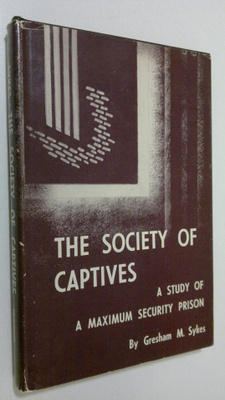 Gresham M. Sykes : The society of captives : a study of a...