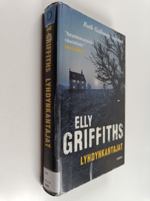 Elly Griffiths : Lyhdynkantajat