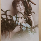 Viehättävä leidi kuusen ja käpyjen takana, p. 1921 - pikkukuva 1