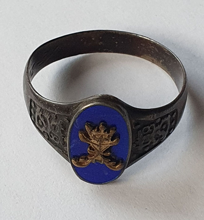 Rintamakomentajan hopeinen rakuunasormus