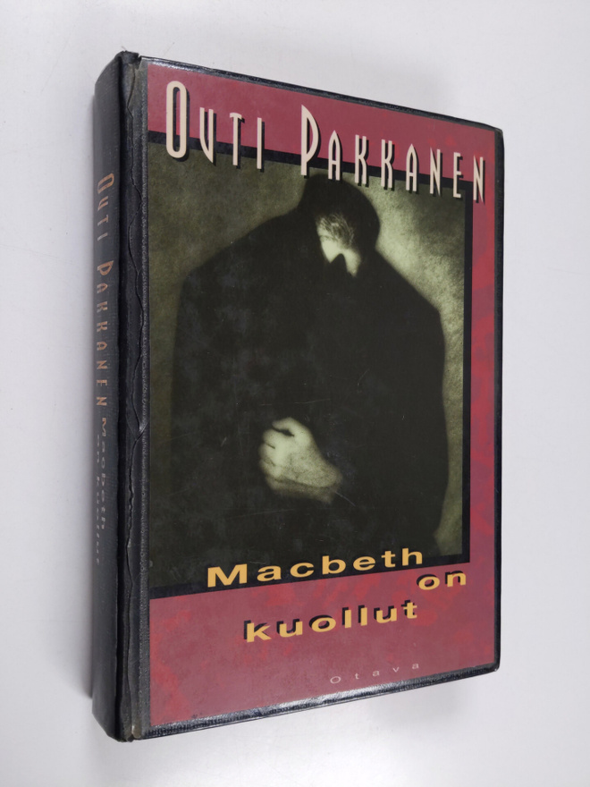 Outi Pakkanen : Macbeth on kuollut : jännitysromaani