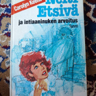 Neiti etsivä ja intiaaninuken arvoitus Carolyn Keene - pikkukuva 1