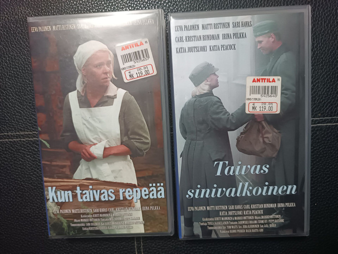 Kun Taivas Repeää ja Taivas Sinivalkoinen VHS-filmit