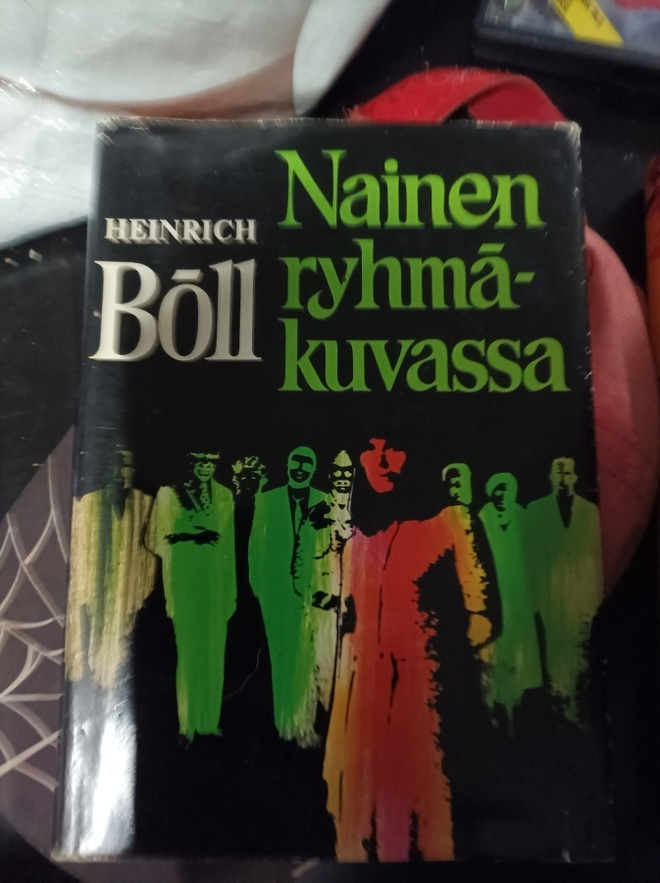 Heinrich Böll Nainen ryhmäkuvassa