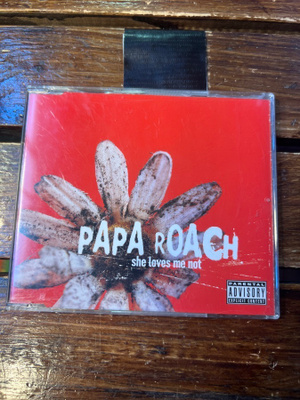 Papa Roach - She Loves Me Not cds