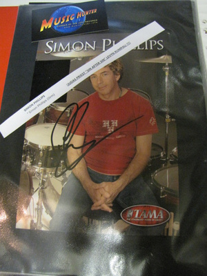 SIMON PHILLIPS KUVA NIMMARILLA