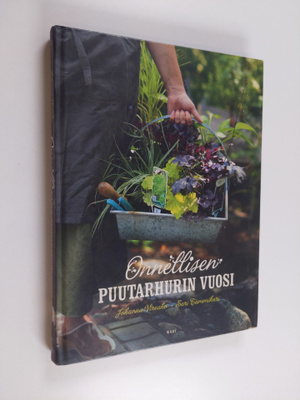 Johanna Vireaho : Onnellisen puutarhurin vuosi