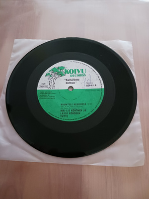 Maj-Lis Könönen & Lasse Könösen Yhtye – Kuuntele Kesäyötä 7"