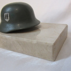 SS-kypärä marmorialustalla - pikkukuva 5