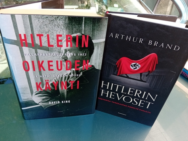 2kpl Adolf Hitler aiheisia kirjoja ( SIS POSTIKULU  )