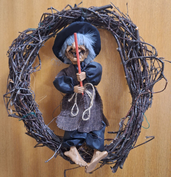 Ovikranssi jossa istuu noita-akka pääsiäinen Halloween