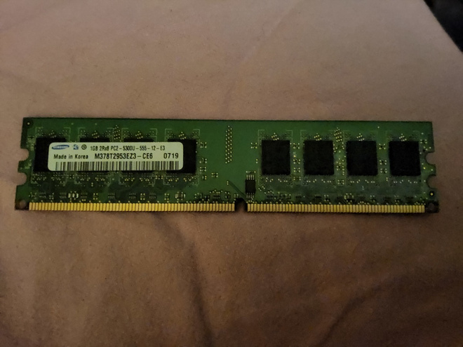 Samsung 1GB 2Rx2 PC2-5300U-555-12-E3 muistikampa