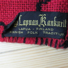 LAPUAN KANKURIT ky  TÄKÄNÄ seinävaate 2-puoleinen punamusta - pikkukuva 3