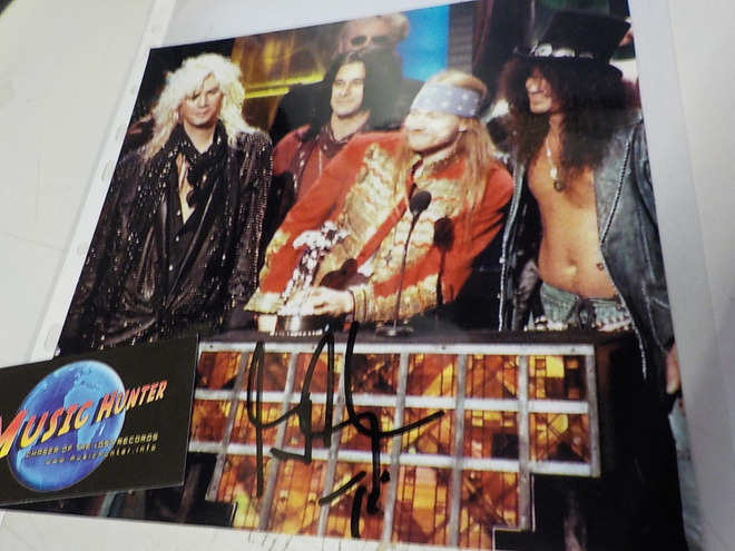 GUNS N ROSES KUVA GILBYN NIMMARILLA