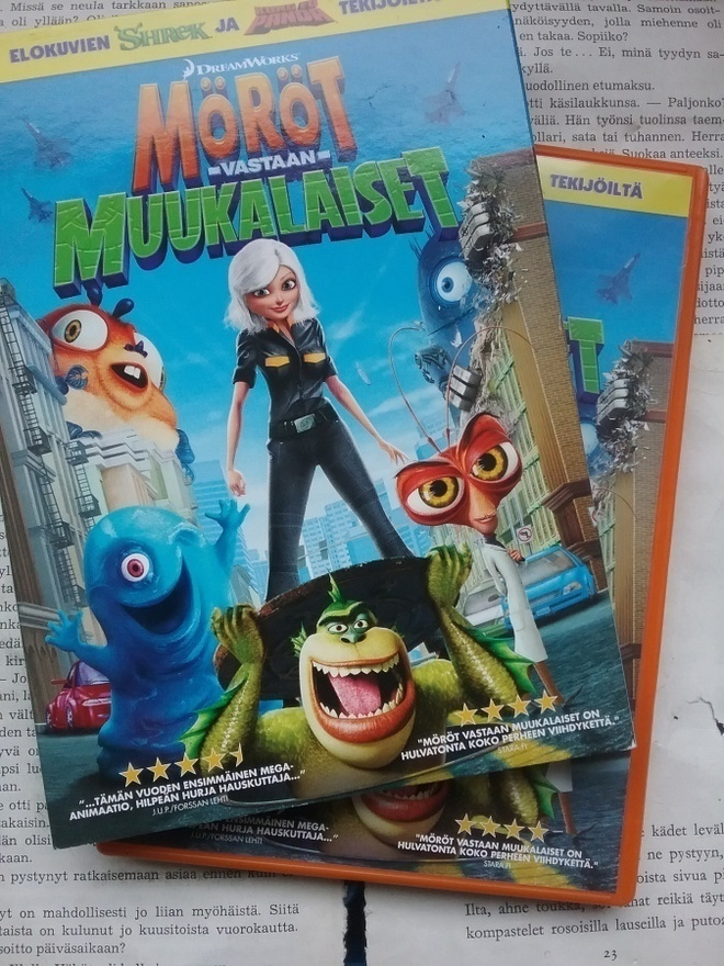 Möröt vastaan muukalaiset (DVD)