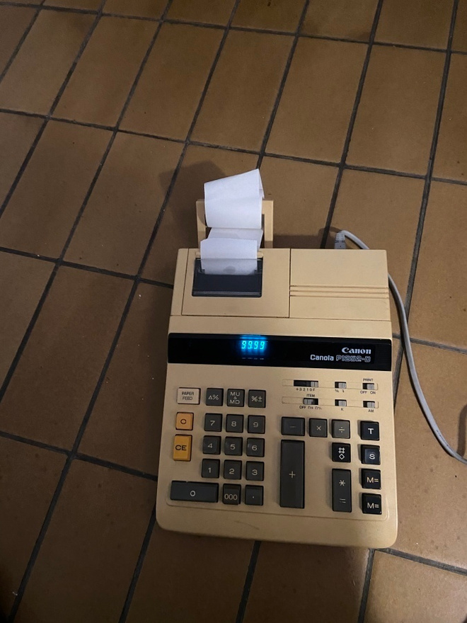 originaali ja oikea laskin -alle satasella