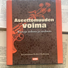 Aseettomuuden voima: runoja sodasta ja rauhasta (sid.) - pikkukuva 1