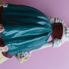 Figuuri, nainen kantaa kukkakoria posliinia korkeus 13cm - pikkukuva 4