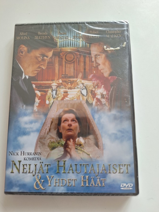 Neljät Hautajaiset  & Yhdet Häät (MUOVISSA)