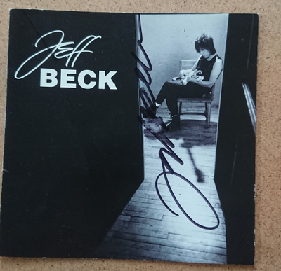 Jeff Beck - Nimikirjoitus cd-vihkon kannessa