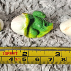 Kolme kuoriutuvaa dinosauruksen poikasta figuureina - pikkukuva 5