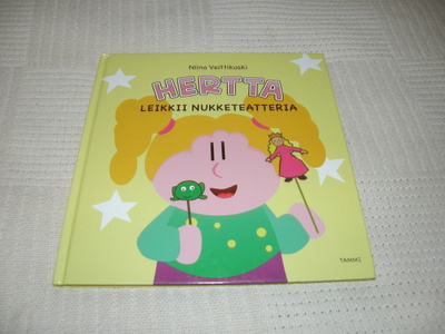 Niina Veittikoski Hertta leikkii nukketeatteria