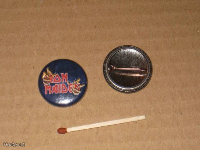 Iron Maiden rintanappi 1" hand  g2